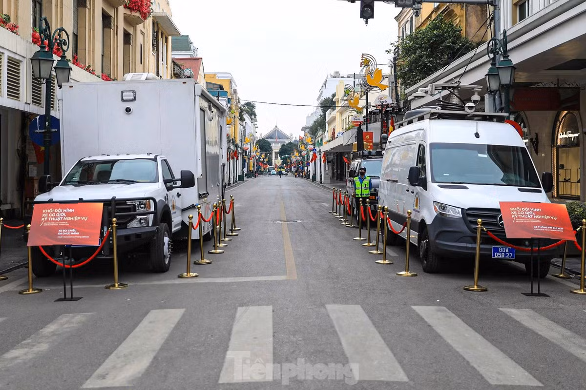 Xe soi chiếu đa chức năng và xe thông tin chỉ huy trưng bày trên phố Tràng Tiền.