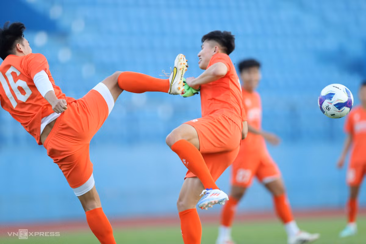 Thủ môn Đình Triệu đau lưng, Bùi Hoàng Việt Anh rời tuyển Việt Nam ảnh 10
