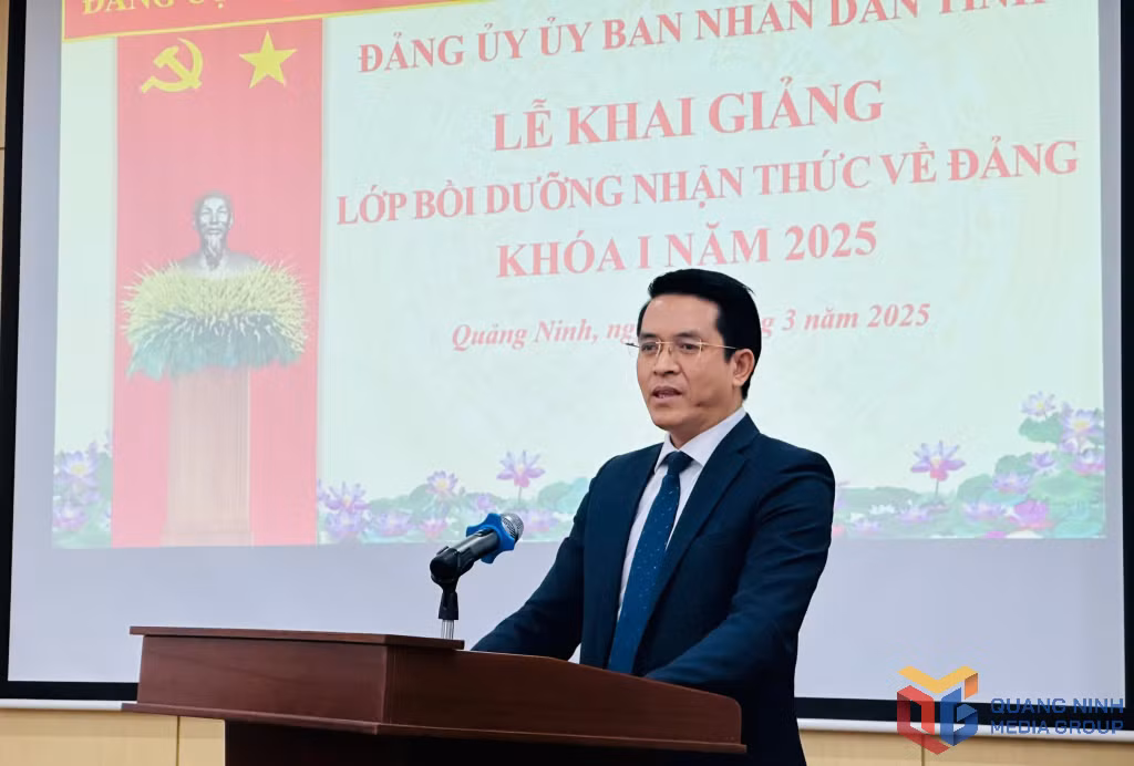 Lãnh đạo Đảng ủy UBND tỉnh phát biểu tại lễ khai giảng.