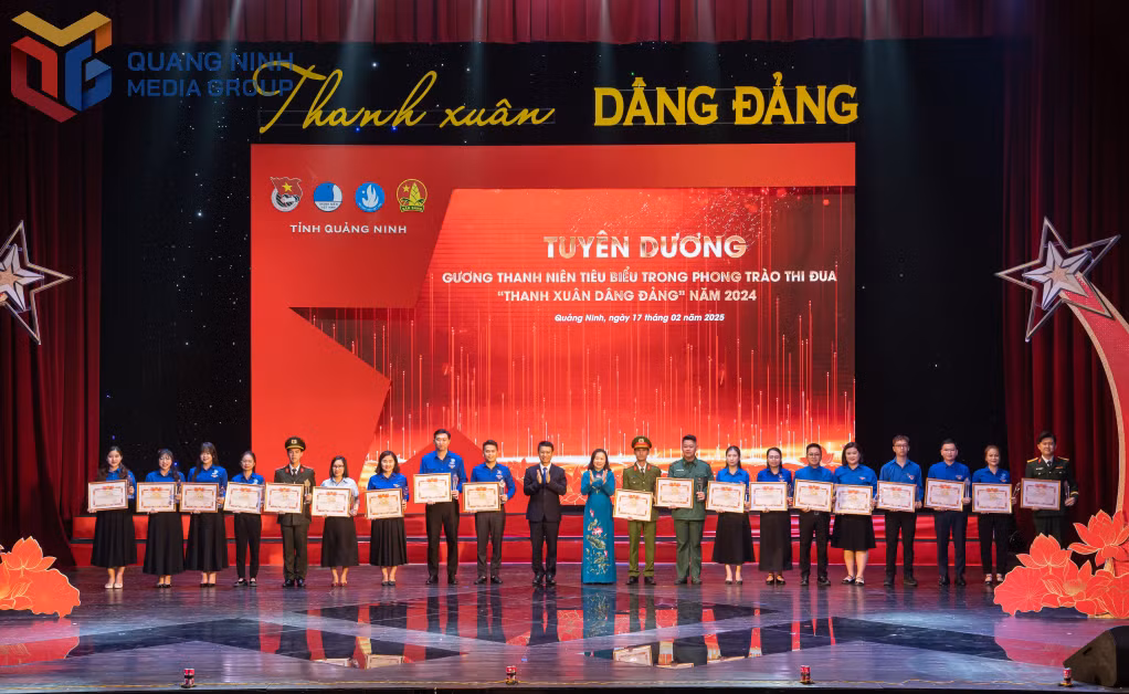 Ban Thường vụ Tỉnh Đoàn phối hợp với Ban Tuyên giáo và Dân vận Tỉnh ủy tổ chức tuyên dương các gương thanh niên tiêu biểu trong thực hiện phong trào thi đua “Thanh xuân dâng đảng” năm 2024.