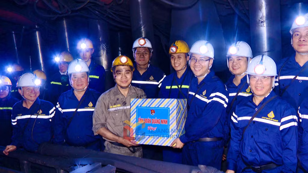 Anh Nguyễn Thế Minh, Bí thư Tỉnh Đoàn, xuống lò, động viên thợ mỏ trẻ Than Hà Lầm.