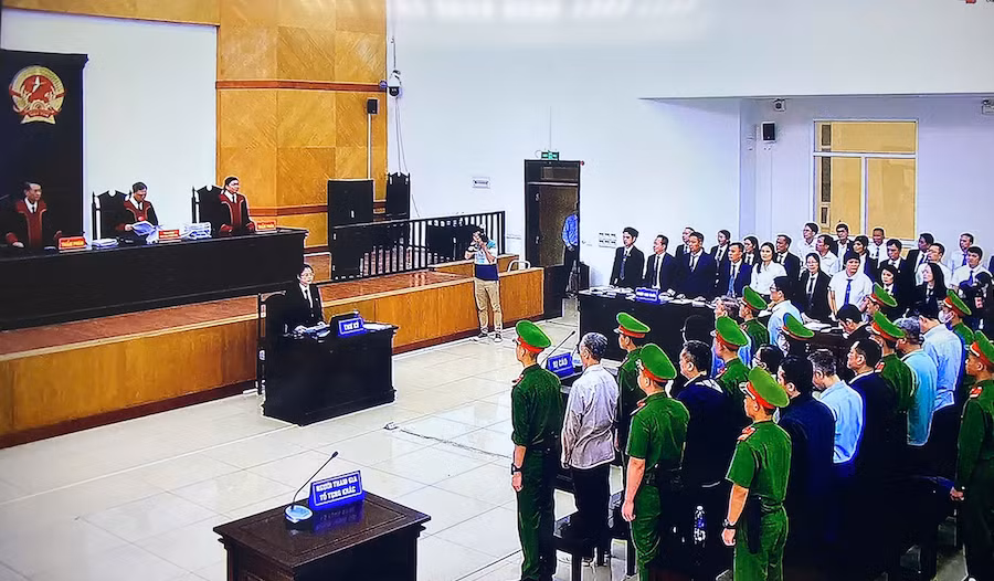 Phiên tòa phúc thẩm xét xử 25 bị cáo. Ảnh: TN