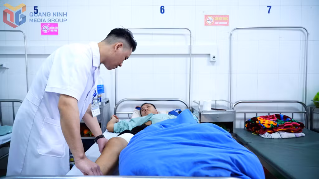 Thạc sĩ, bác sĩ Phạm Huy Phúc (Trung tâm Y tế huyện Đầm Hà) kiểm tra sau mổ kết hợp xương cho người bệnh bị gãy xương đùi.