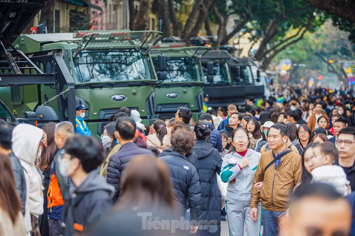 Trong hai ngày diễn ra sự kiện, khu vực trưng bày khí tài luôn thu hút được sự quan tâm của đông đảo người dân.