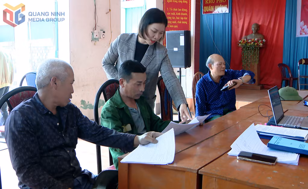 Cán bộ Trung tâm phát triển Quỹ đất thành phố Đông Triều công khai, giải thích các hộ dân về dự thảo phương án đền bù, giải phóng mặt bằng