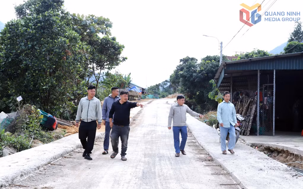 Con đường xây dựng kiên cố hóa của thôn Khe Tiền (xã Đồng Văn, huyện Bình Liêu) được làm mới năm 2024.