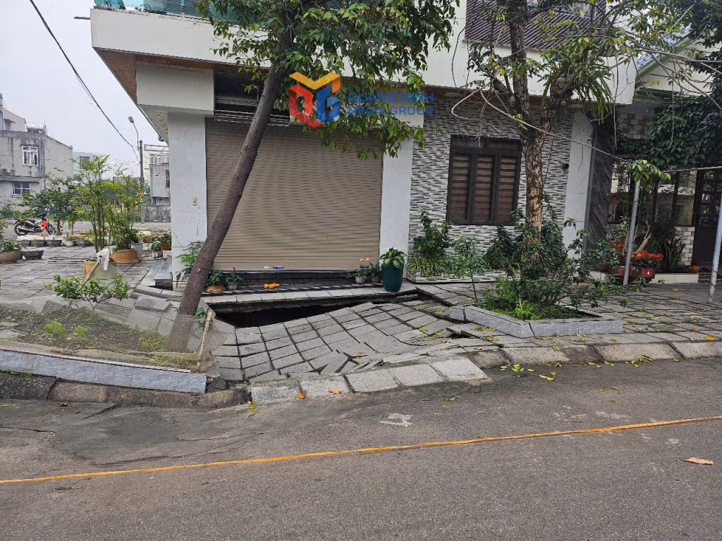 Khu vực sụt lún phía trước của nhà ông Trương Văn Dung, Tổ 1, Khu Nam Sơn 2, phường Cẩm Sơn, TP Cẩm Phả.