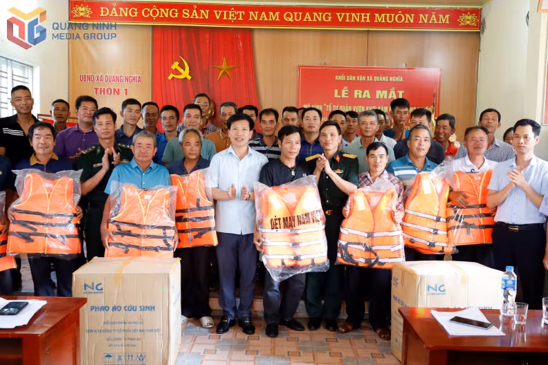 Khối Dân vận xã Quảng Nghĩa ra mắt mô hình Tổ tự quản vươn khơi bám biển (tháng 5/2024). Ảnh: Trần Tương (Trung tâm TT-VH Móng Cái)