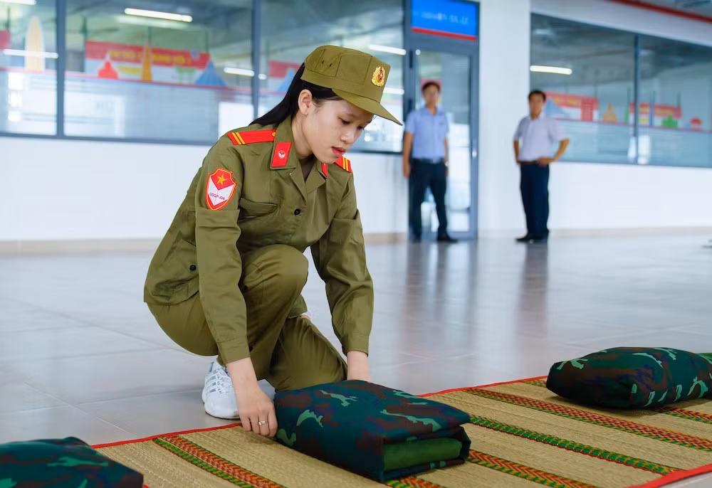Sinh viên Trường Đại học Công nghệ TPHCM học giáo dục quốc phòng. Ảnh: XD