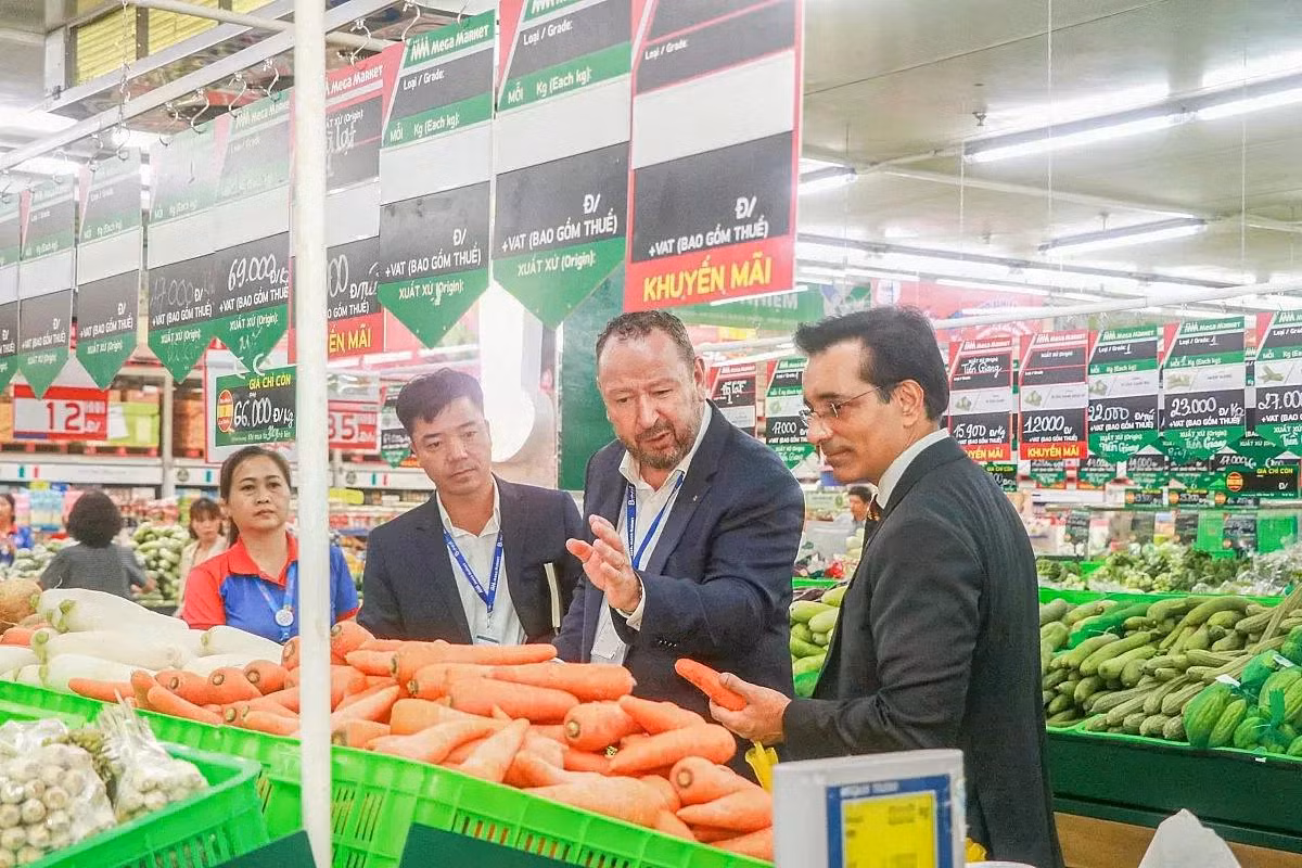 Ông Umesh Pandey, Đại diện Thương vụ Thái Lan tại quầy nông sản Việt đang bày bán tại siêu thị MM Mega Market An Phú, TP Hồ Chí Minh (Ảnh: Thanh Hoa)