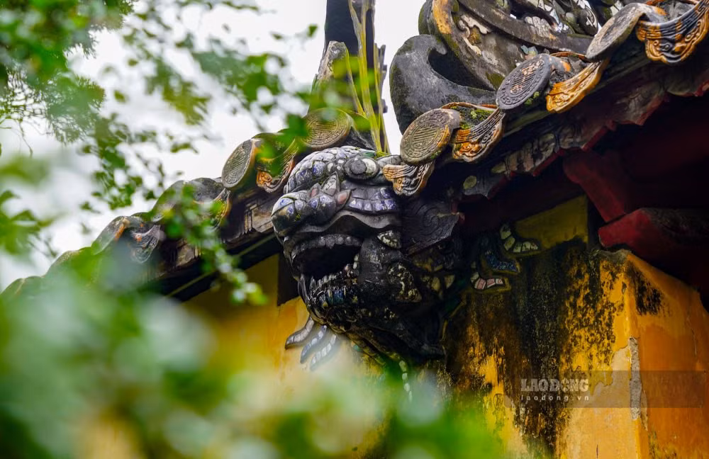 Những họa tiết này thường được đặt ở các công trình có bố cục gồm từ hai nếp nhà trở lên - kiểu kiến trúc điển hình trong cung đình Huế.