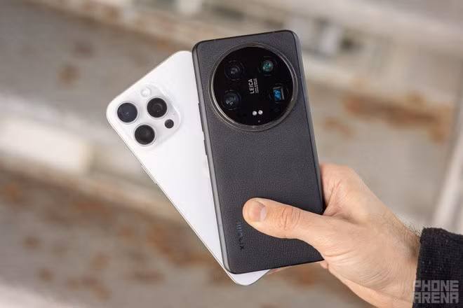 Dù dày và nặng hơn, đa số người dùng không có vấn đề với kích thước của smartphone. Ảnh: PhoneArena.