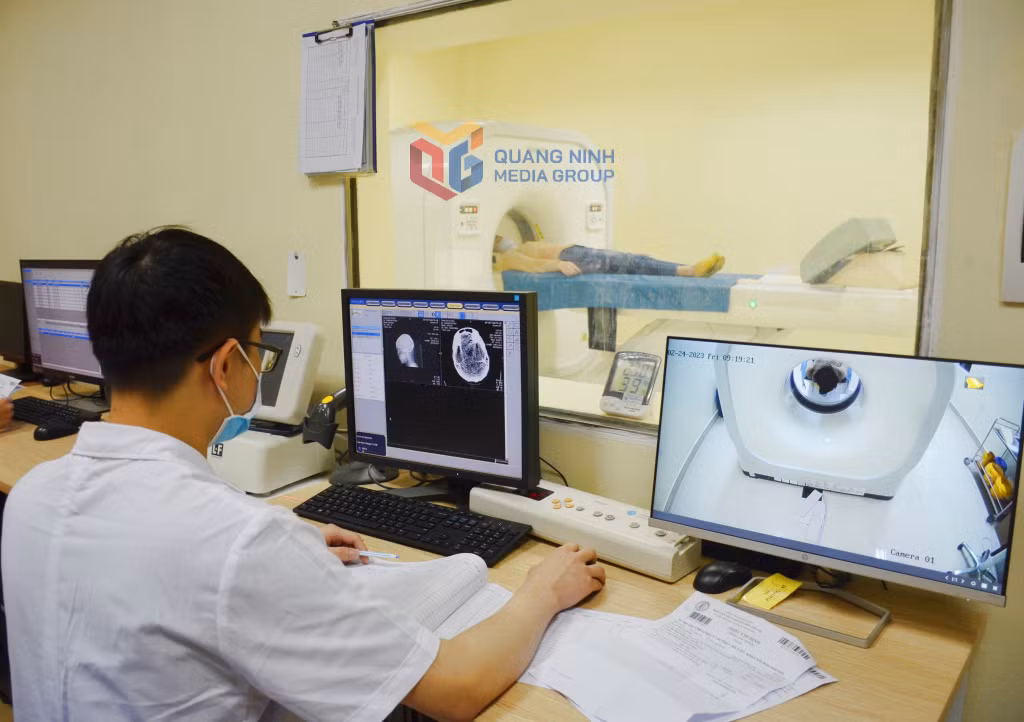 Kỹ thuật viên Bệnh viện Việt Nam - Thụy Điển Uông Bí thực hiện chụp cộng hưởng từ cho người bệnh.