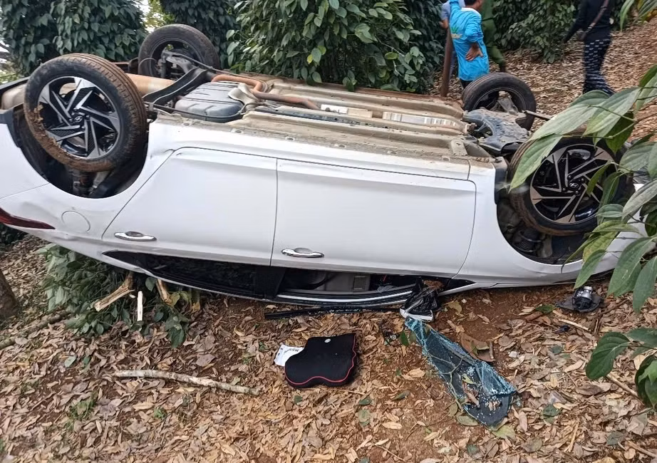 Xe ô tô lật ngửa nghi do bị rượt đuổi.