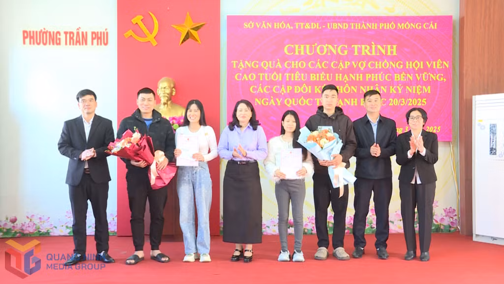 Đại diện địa phương gặp mặt, động viên các cặp đôi kết hôn dịp 20/3.