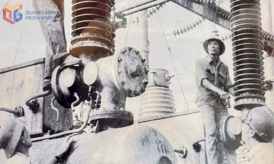 Công nhân, kỹ sư lắp đặt thiết bị máy móc Nhà máy Điện Uông Bí năm 1963.