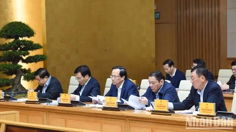 Lãnh đạo các bộ, ngành Trung ương là thành viên Tiểu ban Kinh tế - Xã hội Đại hội lần thứ XIV của Đảng tham dự phiên họp. (Ảnh: TRẦN HẢI)