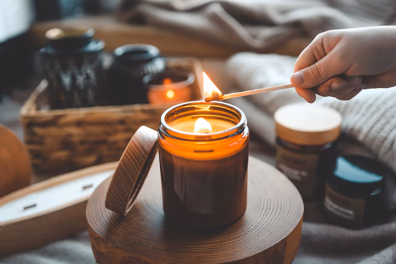 Đốt nến thơm để thư giãn là cách được nhiều người sử dụng (Ảnh minh họa)