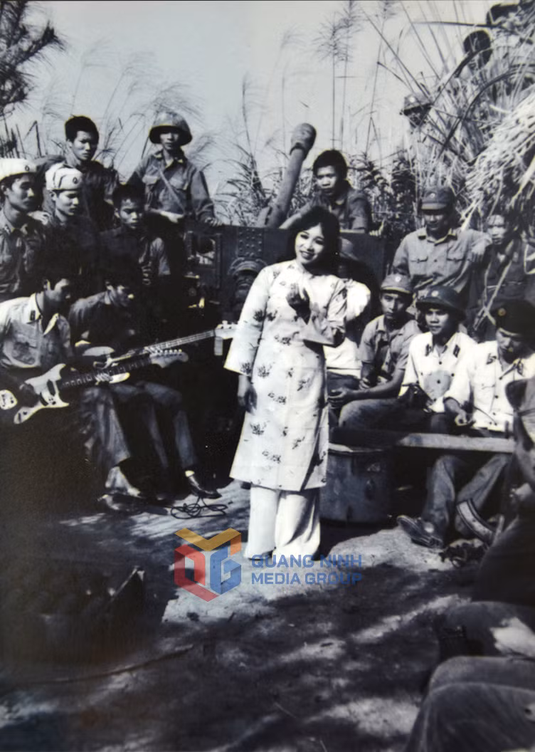 Nghệ sĩ Vùng mỏ Kim Oanh hát trên điểm cao 600 ở Bình Liêu.