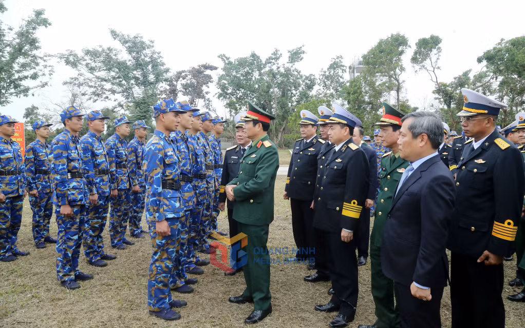 Đại tướng Nguyễn Tân Cương cùng các đại biểu động viên các chiến sĩ Lữ đoàn 147.