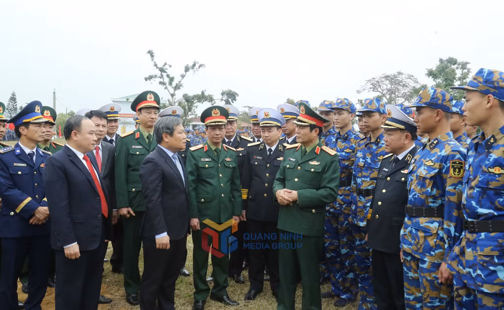 Đại tướng Nguyễn Tân Cương cùng các đại biểu động viên các chiến sĩ Lữ đoàn 147 