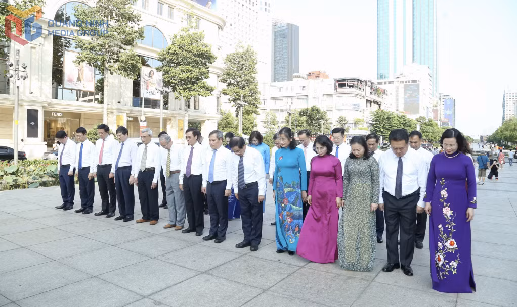 Đoàn đại biểu tỉnh Quảng Ninh dành một phút măc niệm tưởng nhớ công ơn của Chủ tịch Hồ Chí Minh.