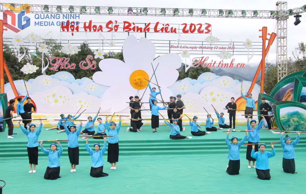 ĐVTN huyện Bình Liêu tích cực tham gia các chương trình biểu diễn văn nghệ, thể thao tại các dịp lễ hội, ngày hội góp phần bảo tồn văn hóa truyền thống.