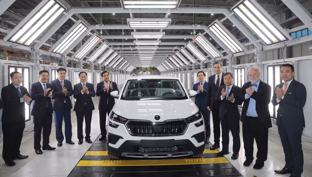 Các đại biểu dự Lễ ra mắt xe đầu tiên trên dây chuyền lắp ráp của nhà máy (3-2025). Ảnh: Đỗ Phương