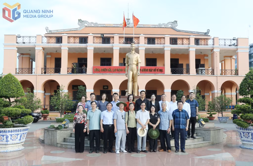 Đoàn đại biểu tỉnh Quảng Ninh chụp ảnh lưu niệm tại Bảo tàng Hồ Chí Minh.