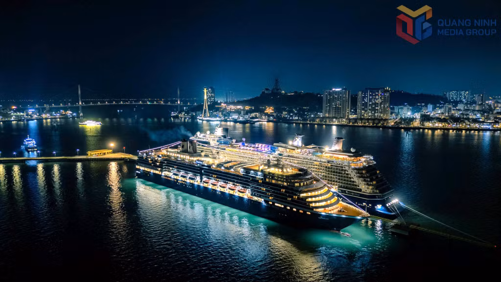 2 tàu biển Celebrity Solstice (quốc tịch Malta) và Noordam (quốc tịch Hà Lan) đưa hơn 4.700 du khách đến Hạ Long, ngày 12/11/2024. Ảnh: Hoàng Quỳnh