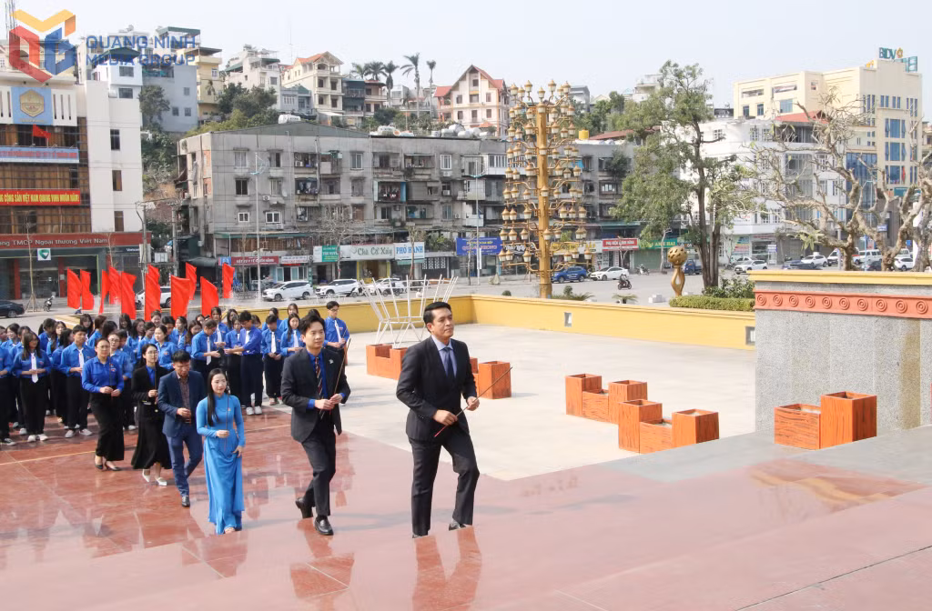 Các đại biểu và đoàn viên thanh niên dâng hương tại Đài tưởng niệm các Anh hùng liệt sĩ TP Hạ Long.