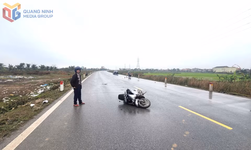 Hiện trường vụ va trạm giữa 2 xe mô tô tại Km20+700, tỉnh lộ 338, địa phận xã Liên Hoà, TX Quảng Yên.