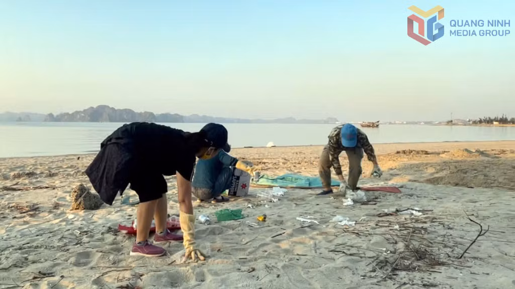 Các tình nguyện viên nhóm "Chiến binh diệt rác" thu gom rác tại bãi tắm ở phường Bãi Cháy (TP Hạ Long).