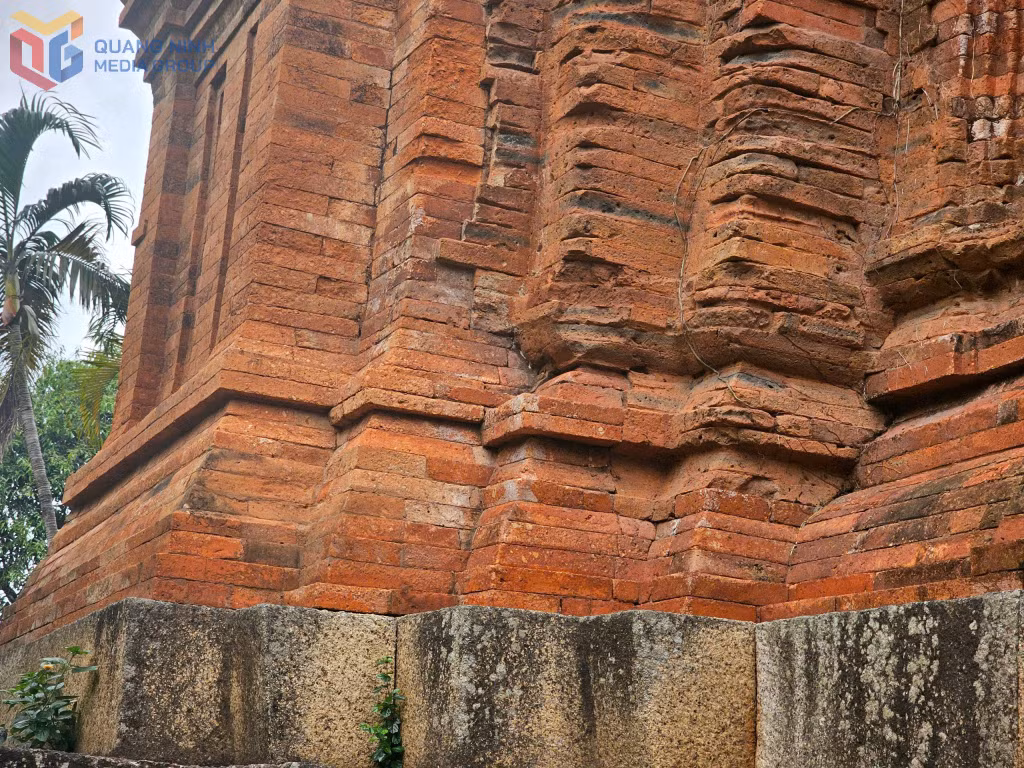 Giống như nhiều tháp Chăm khác, Tháp Đôi cũng được xây dựng hoàn toàn không dùng xi măng hay chất kết dính nào.