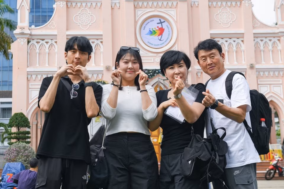 Jang Hyun Woo (ngoài cùng bên trái, du khách Hàn Quốc) cùng gia đình "check-in" nhà thờ Con Gà Đà Nẵng hồi 2024. Ảnh: Linh Huỳnh.