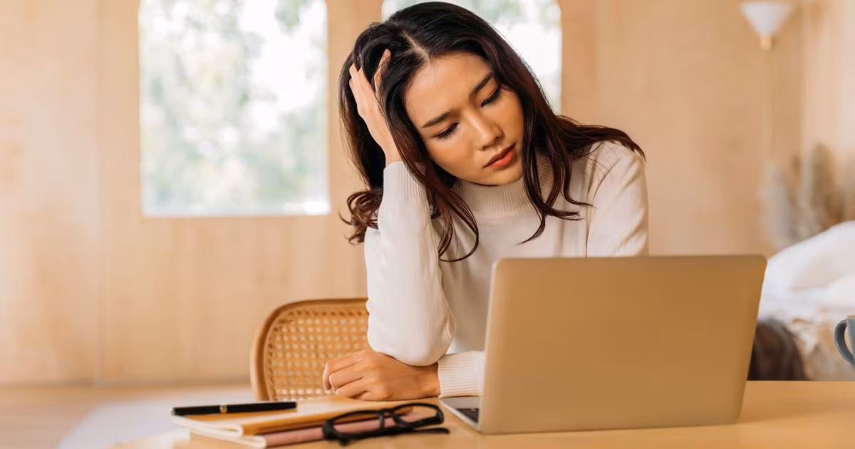 Có nhiều nguyên nhân gây ra tình trạng mệt mỏi dai dẳng làm ảnh hưởng tới năng lượng cơ thể hàng ngày với cuộc sống, công việc. Các nguyên nhân gây mệt mỏi dai dẳng có thể bao gồm mất cân bằng nội tiết tố, thiếu hụt dinh dưỡng, căng thẳng và rối loạn giấc ngủ...
