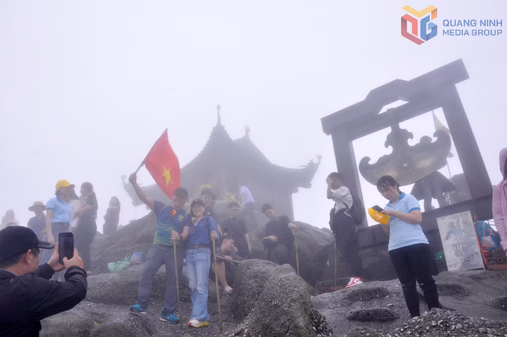 Du khách phấn khích check in khi lên tới đỉnh chùa Đồng Yên Tử.