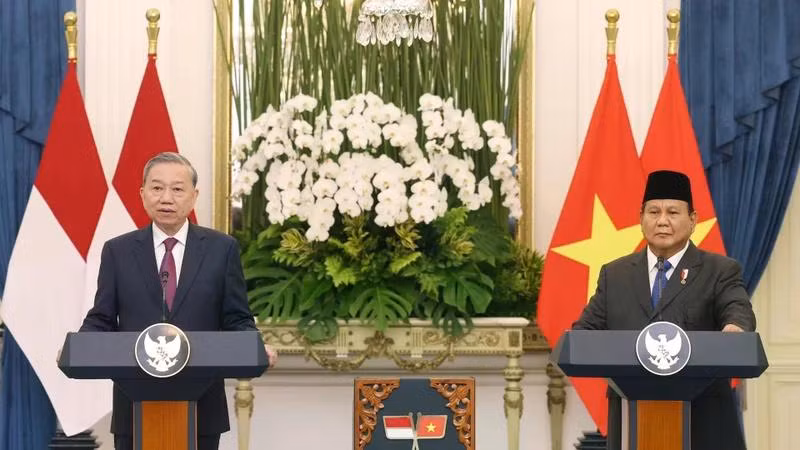 Tổng Bí thư Tô Lâm và Tổng thống Indonesia Prabowo Subianto phát biểu trước báo chí, tuyên bố nâng cấp quan hệ Việt Nam-Indonesia lên Đối tác chiến lược toàn diện. Ảnh: TTXVN