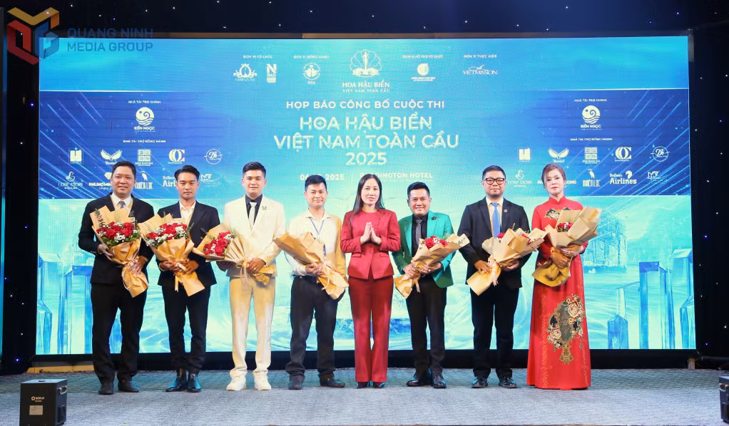 Lãnh đạo Sở Văn hóa, Thể thao và Du lịch tỉnh Quảng Ninh tặng hoa chúc mừng Ban Tổ chức Cuộc thi.
