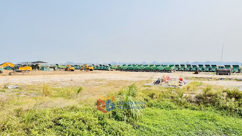 Xe ô tô chở vật liệu san lấp dự án Khu đô thị phức hợp Hạ Long Xanh tập kết tại khu vực dự án.