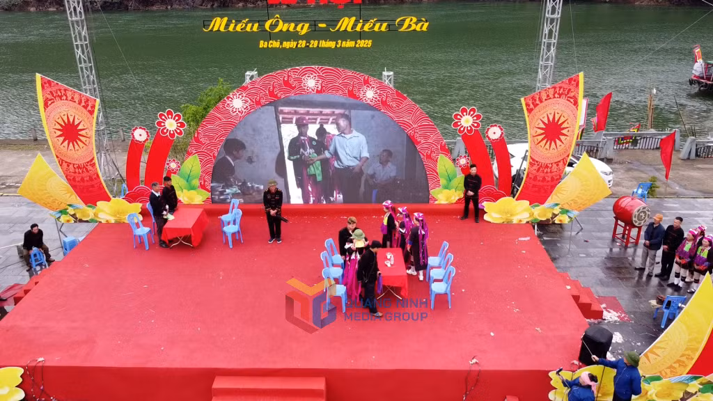 Điểm nhấn và là nét mới trong lễ hội năm nay là Nghi thức đón dâu được tái hiện qua thực cảnh với ý nghĩa khẳng định, tôn vinh bản sắc tiêu biểu trong lễ cưới của người Dao Thanh Y.