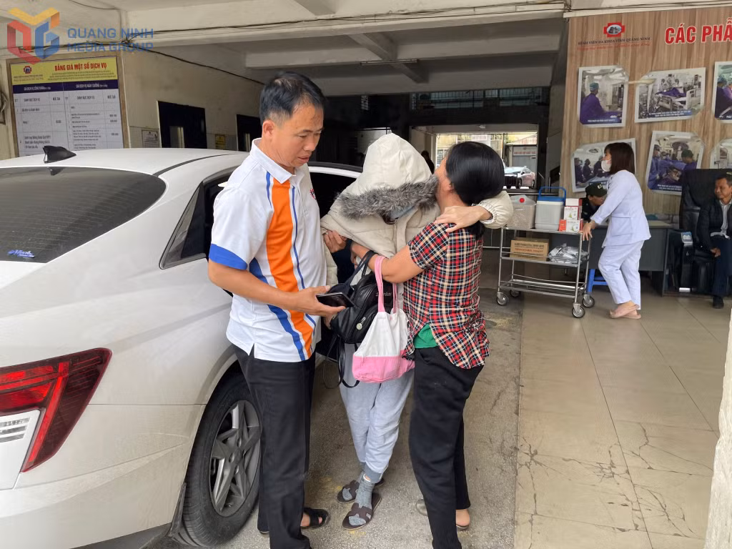 Anh Nguyễn Tiến Huân chở bà Soa và con gái Tú Anh (phường Hà Lầm, TP Hạ Long) đến Bệnh viện Đa khoa tỉnh điều trị.