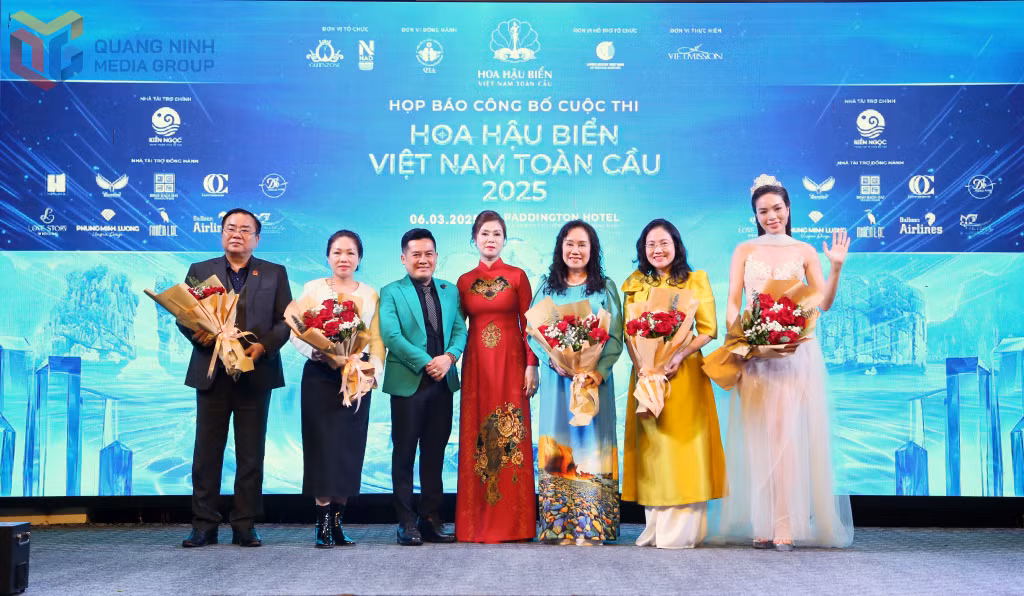 Đại diện Ban Tổ chức Cuộc thi tặng hoa lưu niệm cho các thành viên Ban Giám khảo.