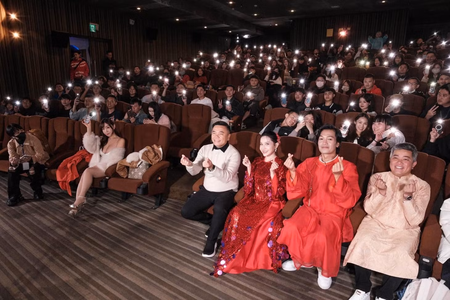 Nhất Trung và dàn diễn viên trong các chuyến cinetour, nhưng đạo diễn Pom Nguyễn không lộ diện. Ảnh: ĐPCC.