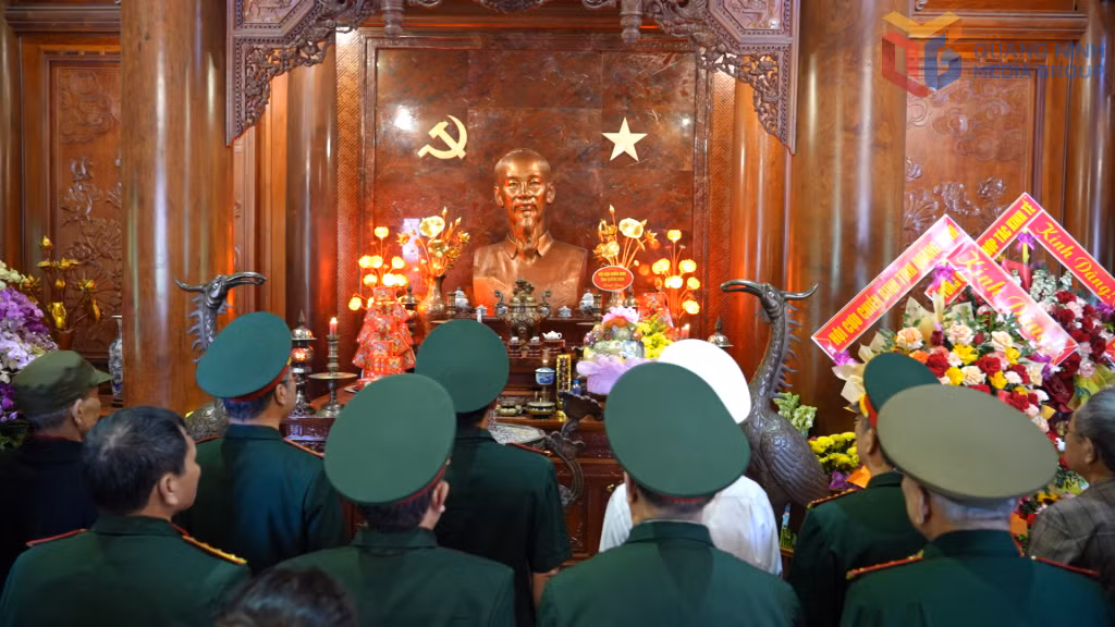 Đoàn đến dâng hương, dâng hoa tại Khu Di tích lịch sử Quốc Gia đặc biệt (xã Kim Liên, huyện Nam Đàn, tỉnh Nghệ An).