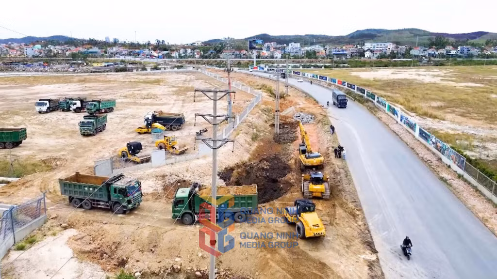 Nhà thầu thi công tuyến đường An Tiêm qua Khu công nghiệp Việt Hưng đến ngã tư Vạn Yên huy động tối đa phương tiện, máy móc tập trung thi công các hạng mục. Ảnh do đơn vị cung cấp.