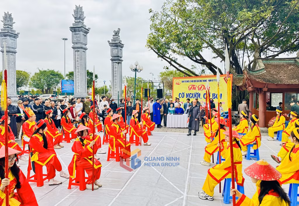 Thi đấu cờ người - trò chơi truyền thống được yêu thích tại Lễ hội Đền Cửa Ông.