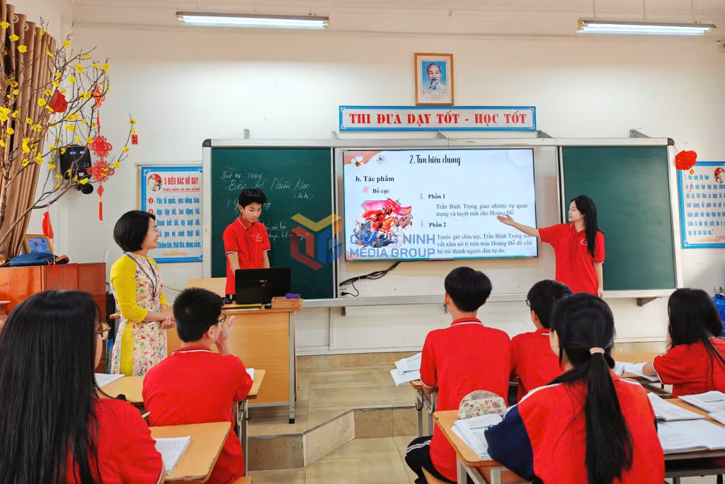 Sử dụng bảng thông minh trong tiết học môn Ngữ Văn của cô và trò lớp 8A5, trường THCS Nguyễn Trãi (TP Uông Bí).