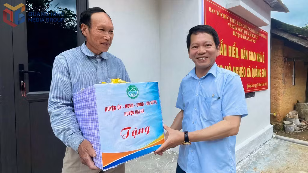 Lãnh đạo huyện Hải Hà tặng quà vào nhà mới cho hộ ông Tằng Chi Sếnh (thôn Pạc Sủi, xã Quảng Sơn). Ảnh: Thái Hà (CTV)