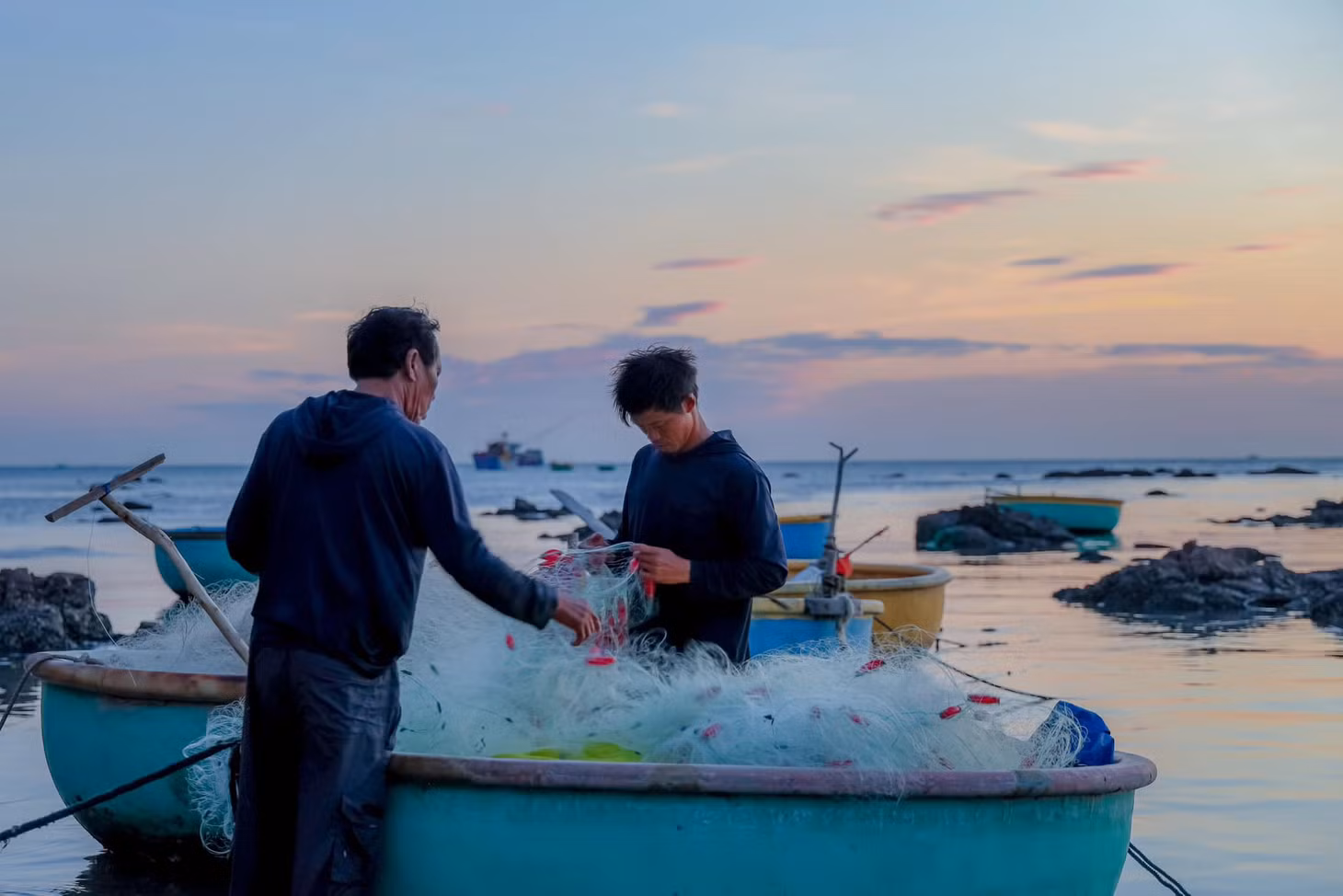 Đến mũi La Gàn, du khách có thể kết hợp ghé thăm chùa Cổ Thạch, bãi đá “bảy màu” Cổ Thạch hay lăng Ông Nam Hải… ở gần đó. Ảnh: Lữ Duy Tường